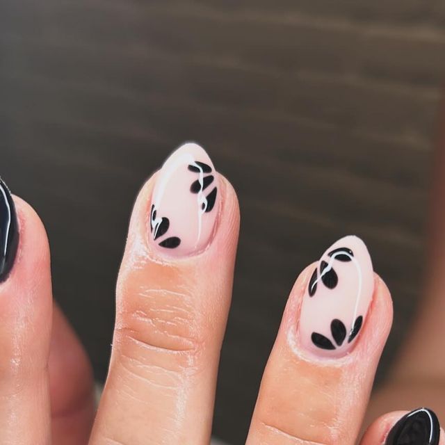 Black And White Floral Nails, Black Flower Nail Designs, Nails With Black Flowers, Black And White Flower Nails, Black Flower Nails, Black Floral Nails, Hoco Nails, Black Nails With Glitter, Nail Goals