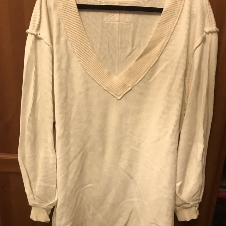 Size L Women’s Long-Sleeve Free People Oversized Shirt. Ivory Color, Waffle-Weave. Never Worn, One Tiny Blemish In Sleeve (See Photo) Casual Cream V-neck Top, Off White Casual Spring Sweater, Relaxed Fit Cotton V-neck Sweater, Off White V-neck Top For Daywear, Summer Cotton Sweater For Daywear, Cream Cotton Top For Daywear, Chic Cream Cotton Sweater, Neutral Tops For Daywear In Fall, Neutral Tops For Fall Daywear