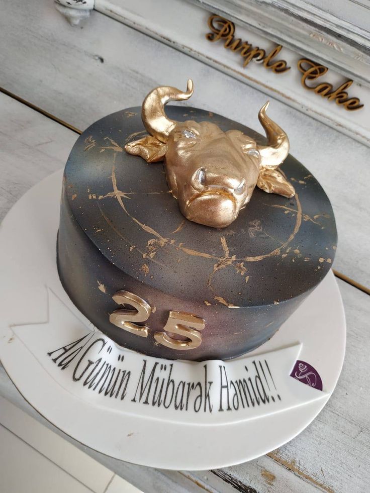 there is a cake that looks like a bull head on top of a hat box