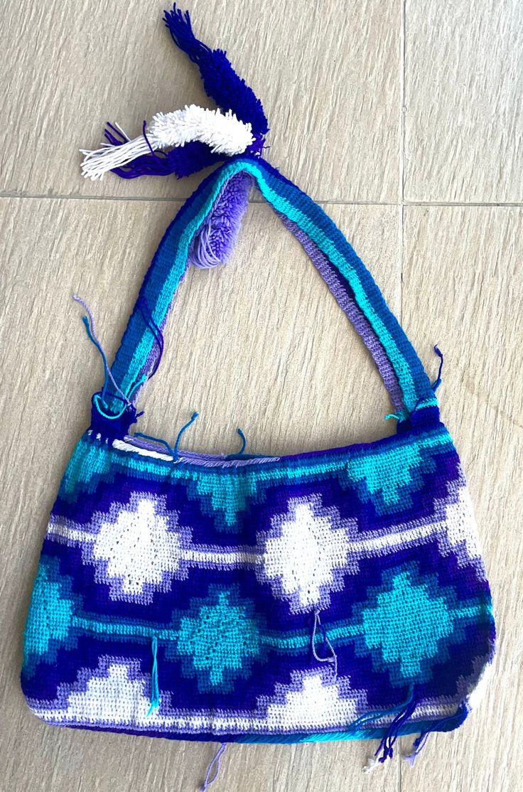 Beautiful handmade made woollen Bilum from the Highlands of Papua New Guinea Papa New Guinea, Knitted Bag, Market Bags, Jute Bag, New Guinea, Jute Bags, Market Bag, Woven Bag, Papua New Guinea