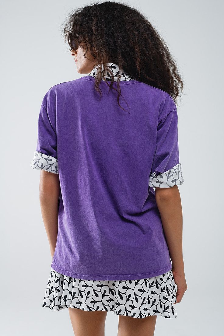 Introducing our Purple Relaxed T-Shirt With Manhattan Text– a statement piece that effortlessly combines comfort and style. Made in Italy, this oversized t-shirt features a relaxed fit and short sleeves, offering a laid-back yet chic look for everyday wear. The vintage black hue adds a touch of retro charm, while the graphic text proudly showcases "Manhattan Upper West Side New York."  This t-shirt, crafted with care in Italy, boasts a crew neckline for a classic touch. Its versatile design allows you to pair it effortlessly with jeans or skirts, creating a casual and stylish ensemble suitable for various occasions.  Made from 100% cotton, this t-shirt ensures a soft and comfortable feel against your skin, making it a go-to choice for all-day comfort. This shirt comes in size U, which mean Relaxed Short Sleeve T-shirt For Streetwear, Relaxed Short Sleeve T-shirt With Screen Print, Short Sleeve T-shirt For Spring Loungewear, Oversized Purple T-shirt For Summer, Relaxed Graphic Print Short Sleeve T-shirt, Casual Crew Neck T-shirt With Rolled Sleeves, Trendy Crew Neck Tops With Rolled Sleeves, Trendy Tops With Rolled Sleeves And Crew Neck, Oversized Purple Tops For Streetwear