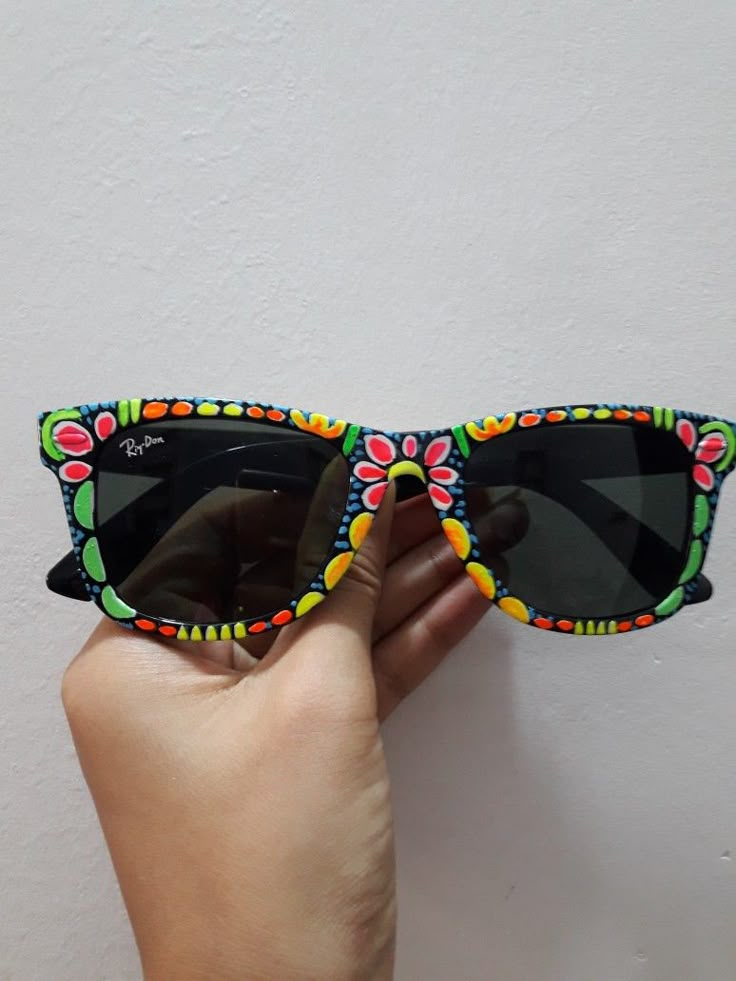 Painting On Sunglasses, Hand Painted Sunglasses, Sunglass Painting, Painted Sunglasses, Rickshaw Art, Fabric Paint Shirt, Homemade Bookmarks, Glasses Art, Phone Case Diy Paint