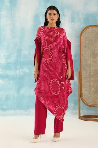 Rani pink kaftan dress with bandhani woven motifs. Paired with belt. - Aza Fashions Traditional Bandhani Print Kaftan For Eid, Festive Bandhani Print Kaftan, Traditional Bandhani Print Kaftan For Navratri, Bollywood Bandhani Print Kaftan For Eid, Bollywood Style Eid Kaftan With Bandhani Print, Festive Bandhani Print Tunic Kurta, Festive Bandhani Print Kurta Tunic, Traditional Bandhani Print Summer Kaftan, Pink Bandhani Print Dress With Traditional Drape