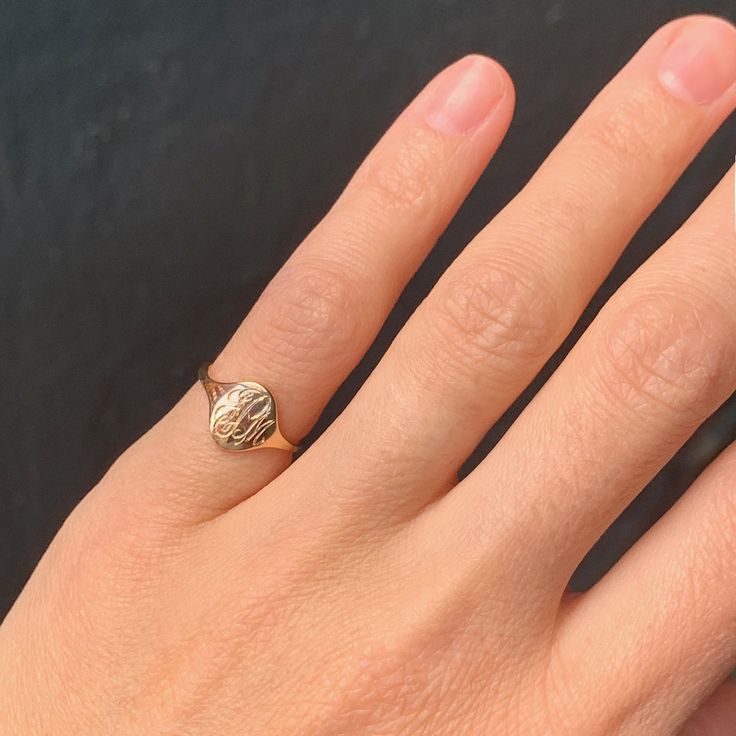 Signet Rings Women Vintage, Pinky Rings For Women, Pinky Finger Ring, Pinky Signet Ring, Signet Rings Women, Gold Pinky Ring, Preppy Jewelry, Cute Engagement Rings, Wedding Rings Round