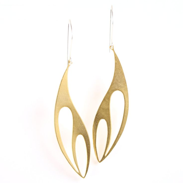 Modern organic shapes that flatter the face and make a great addition to any outfit.  Materials: Brass shapes with sterling silver-filled hand-formed ear wire. Jewelry Advice, Earrings Inspiration, Contemporary Jewellery, Brass Jewelry, Metal Earrings, Contemporary Jewelry, Leather Jewelry, Modern Jewelry, Designer Earrings