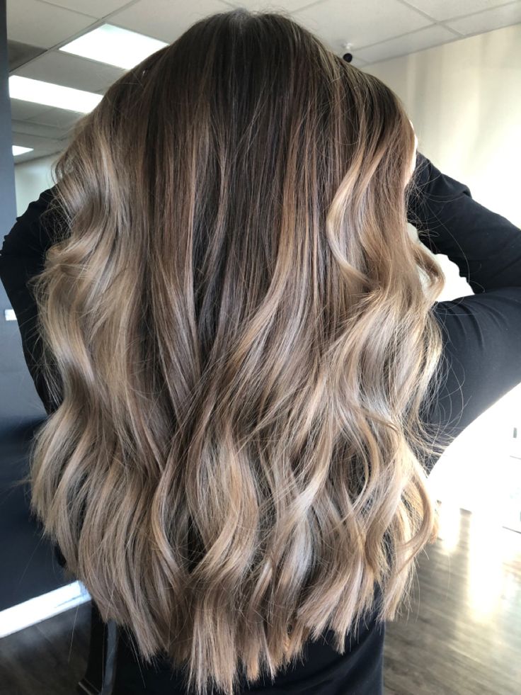 Dark Roots Blonde Hair Grown Out, Dark Roots And Blonde Ends, Dark Roots Light Ends Balayage, Roots Grown Out Blondes, Root Smudge Light Brown, Light Brown Balayage Blonde Dark Roots, Brown Roots And Blonde Ends, Dark Roots Light Ends Balayage Hair Color Ideas, Blonde Ends On Brown Hair Ombre