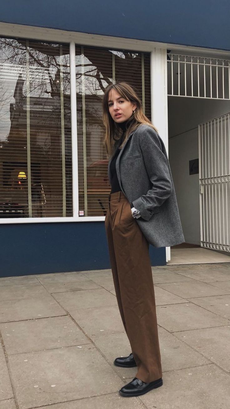 Brown Blazer Outfit, Minimal Clothes, Lizzy Hadfield, Stylish Fall Outfits, 20s Fashion, Winter Outfit Inspiration, 가을 패션, Autumn Outfit, Work Attire