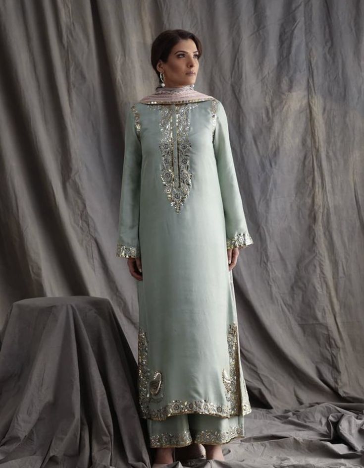 Mukesh Dress Designs, Mukesh Work Suits, Mukaish Work Suits, Iqbal Hussain, Crochet Cable Knit, Mukesh Work, Mukaish Work, Pakistani Formal Dresses, Latest Dress Design