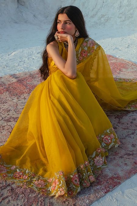 Mustard Yellow Saree Contrast Blouse, Indian Fashion Photoshoot, Girls In Saree Aesthetic, Indian Wear Photoshoot, Haldi Saree Look, Traditional Saree Photoshoot Poses, Indian Saree Aesthetic, Saree Aesthetic Photoshoot, Saree Photoshoot Poses