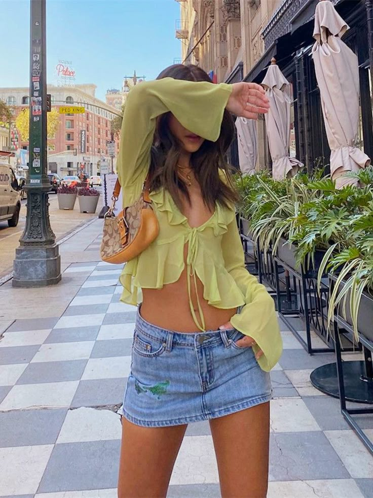 Long Sleeve Summer Shirts, Beach Crop Tops, Feminine Outfits, Stylish Summer Outfits, Mode Boho, Blouse For Women, Pull Sweat, Women Wholesale, Neck Ruffle