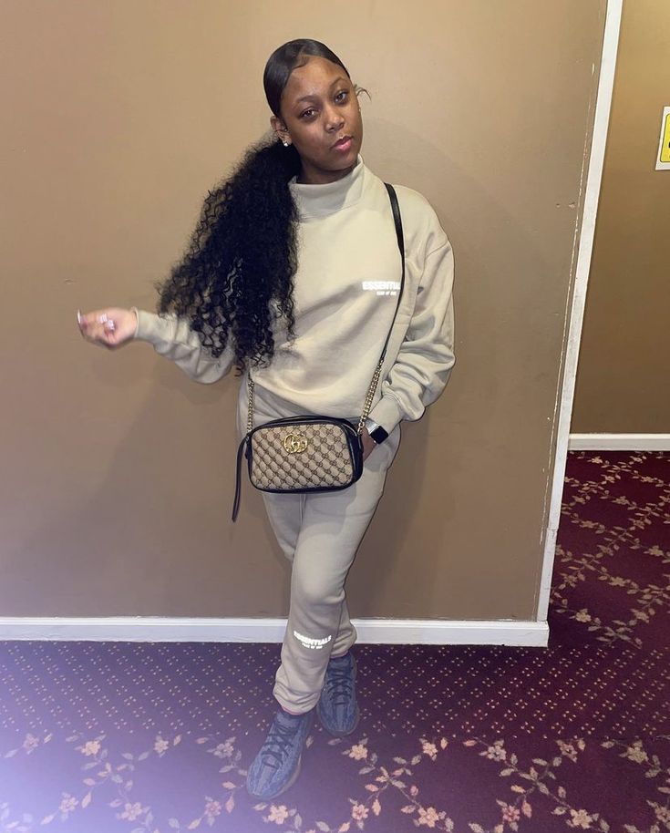 Yellow Yeezy Outfit Women, Yeezy 500 Outfit Women Black, Yeezy 380 Outfit, Cute Outfits With Yeezy Foam Runners, Women’s Yeezy 350 Outfit, Yezzy Boots Outfits Girl, Yeezy 380, Glow Outfits, Lounge Clothes