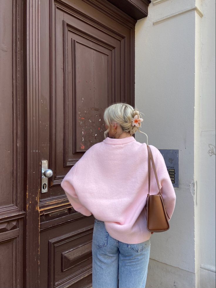 Pink Oversized Jumper Outfit, Pink Sweater Outfit Aesthetic, Pink Pullover Outfit, Blue Pink Outfit, Oversized Jumper Outfit, Oversized Pink Sweater, Pink Sweater Outfit, Airport Vibes, Light Pink Sweater