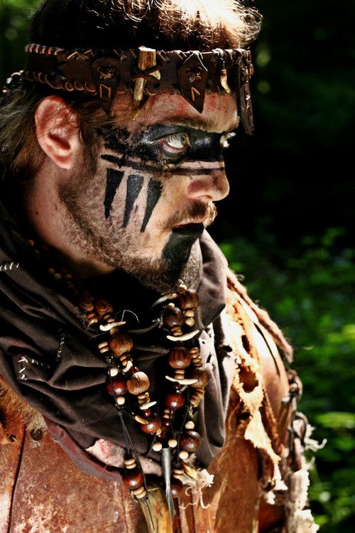 Male shaman. I love the beading and face paint! Post Apocalyptic Makeup Male, Shaman Costume Male, Shaman Face Paint, Vikings Face Paint, Celtic Face Paint, Male Face Paint, Shaman Makeup, Viking Make Up Men, Larp Barbarian