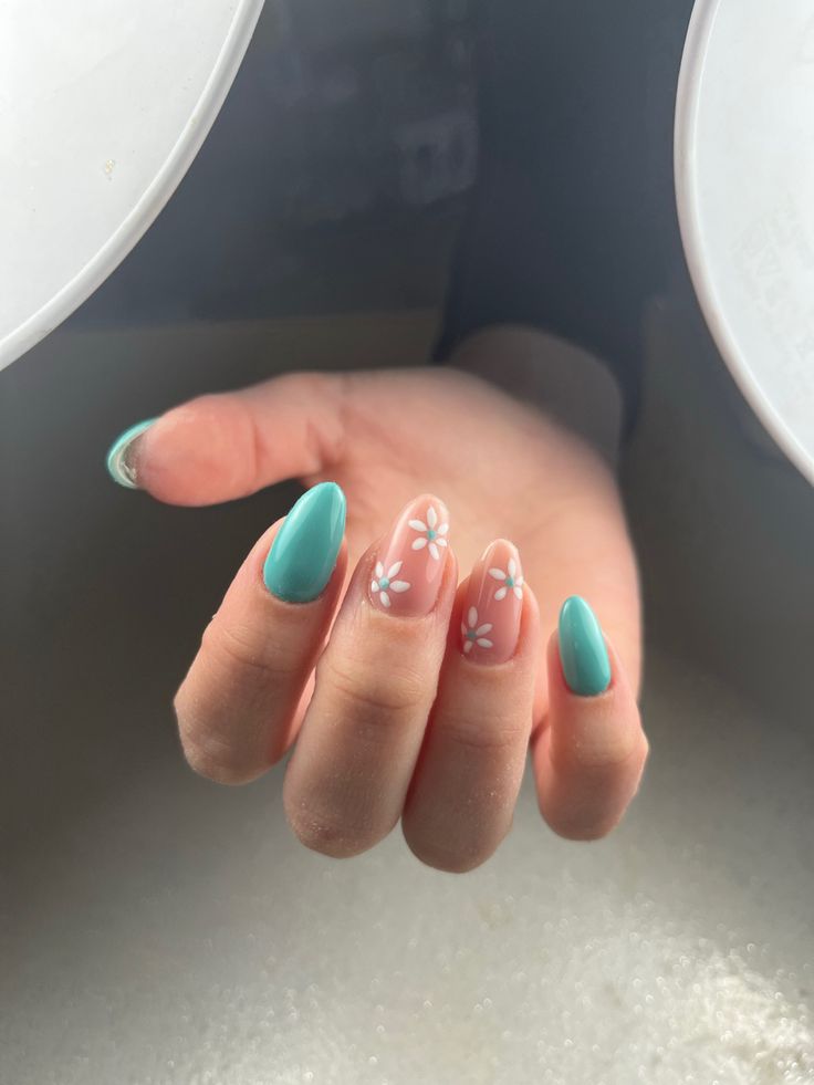 Green Nails With Daisy, Turquoise Green Nails, Turquoise Acrylic Nails, Teal Acrylic Nails, Turquoise Nail Designs, Teal Nail Designs, Mint Green Nails, Mint Nails, Aqua Nails