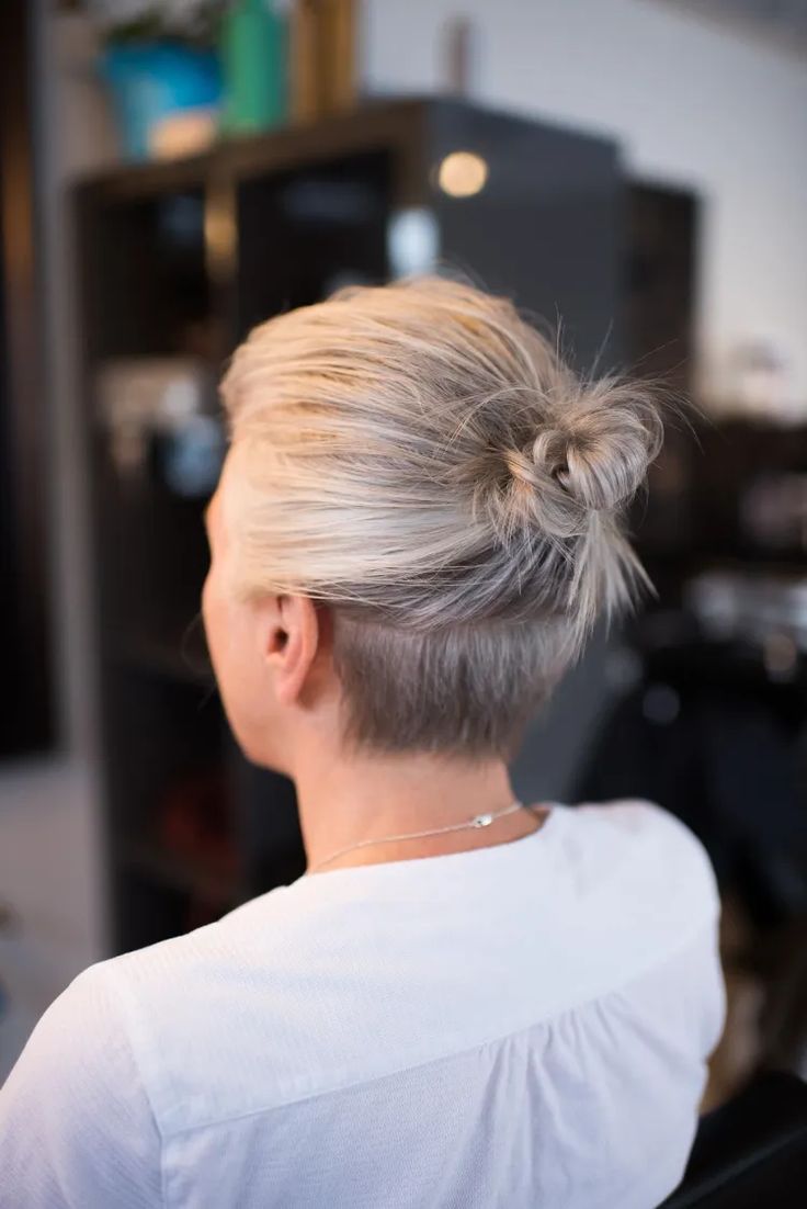 Undercut für graue Haare: Diese frechen Kurzhaarfrisuren für Frauen ab 50 sind cool und sorgen sofort für einen jugendlichen Look! Wavy Bob Long, Undercut Hair Designs, Haircut Undercut, Undercut Hair, Undercut Long Hair, Blonde Bob Haircut, Hair Undercut, Blonde Bob Hairstyles, Wavy Bob Hairstyles