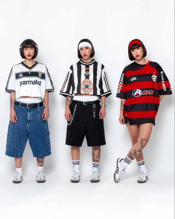 soccer jersey 2000s Outfit Ideas, Streetwear Fashion Men, Football Jersey Outfit, 2000s Outfit, Creative Fashion Photography, Outfits Retro, Football Fashion, Jersey Outfit