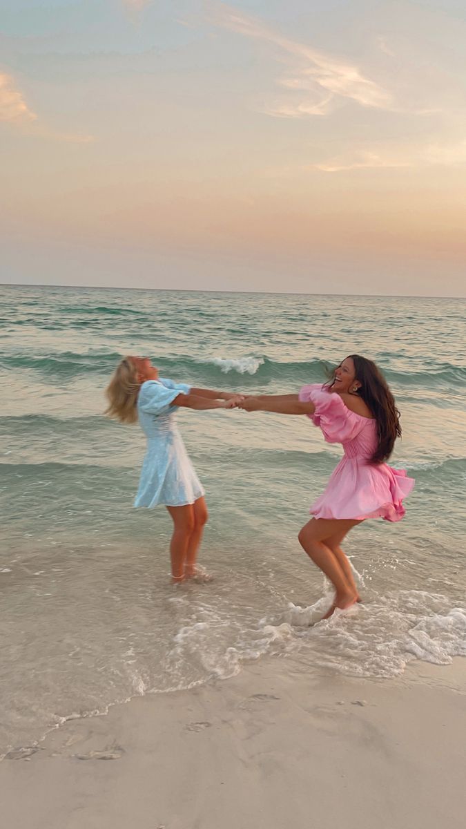 Beach Pictures With Friends, Best Beach Poses, Coastal Granddaughter Style, Scream Aesthetic, Sunset With Friends, Coastal Granddaughter Outfits, Beach Best Friends, Poses With Friends, Beach With Friends