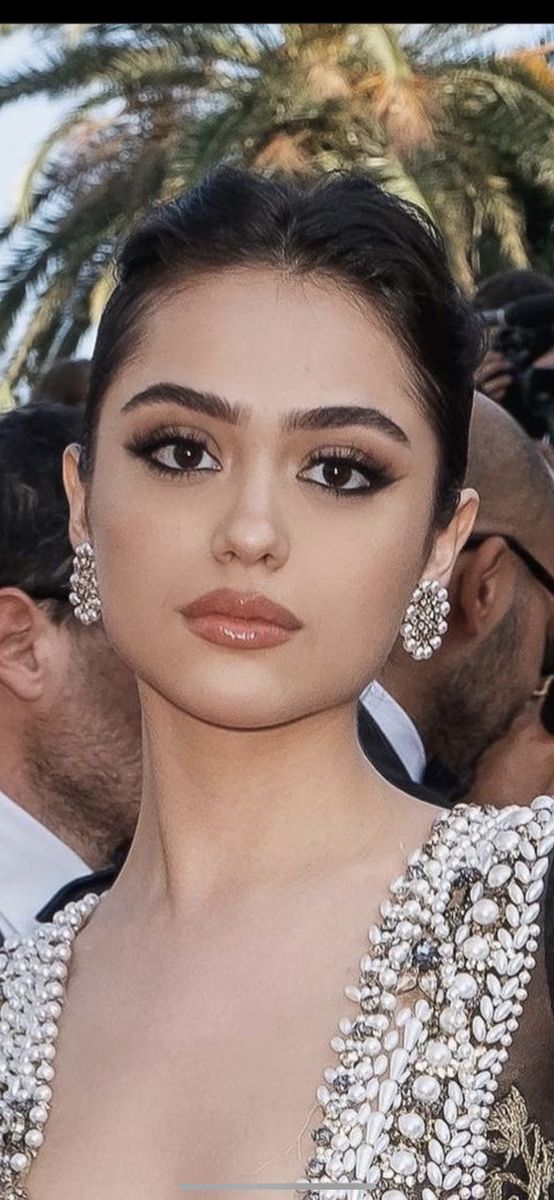 Quince Makeup, Quince Hair, Makeup For Round Eyes, Indian Makeup Looks, Bollywood Makeup, Wedding Makeup Ideas, Formal Makeup, Simple Makeup Looks, Ethereal Makeup