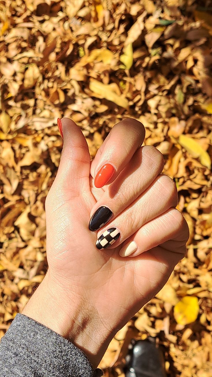 Checkerboard nails, nail art, kapping gel, red nails, black nails, photo ideas, grunge vibes fall nails Halloween Nails Checkered, Halloween Checkered Nails, Orange Checkered Nails, Checkered Fall Nails, Fall Checkered Nails, Nails Photo Ideas, Photo Ideas Grunge, Gel Red Nails, Checkerboard Nails