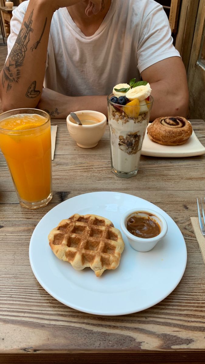 merienda con novio, wafle con dulce de leche, cafe, exprimido, yogur Brunch Date With Boyfriend, Drinks With Boyfriend, Couple Breakfast Aesthetic, Breakfast Fake Snap, Breakfast With Boyfriend, Breakfast For Boyfriend, Breakfast Fake Story, Fake Ig Story Boyfriend, Brunch Date Aesthetic