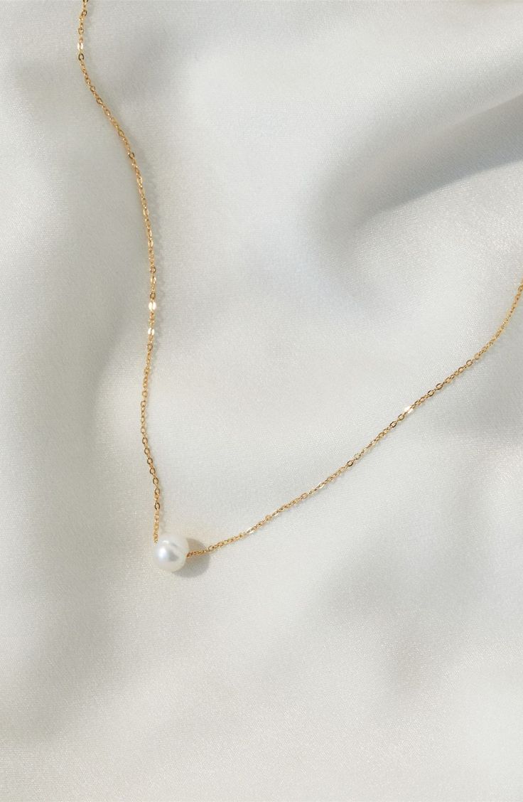 A single freshwater pearl makes a simple yet stunning statement on this delicate chain necklace. 16" length Pearl size: 8mm 14k-gold fill/freshwater pearl Made in the USA Simple Pearl Necklace, Peacock Pearl, Gold Necklace Simple, Simple Pearl, Gold Pearl Necklace, Freshwater Pearl Necklace, Freshwater Pearl Necklaces, Gold Pearl, Jewelry Bags