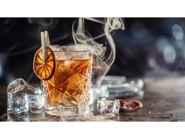 Here's How To Smoke A Cocktail At Home – Advanced Mixology Gin Cheesecake, Fancy Ice Cubes, Red Snapper Recipes, Bramble Cocktail, Cocktails Made With Gin, Cocktail Original, Cocktail Smoker, Smoked Cocktails, Fancy Ice