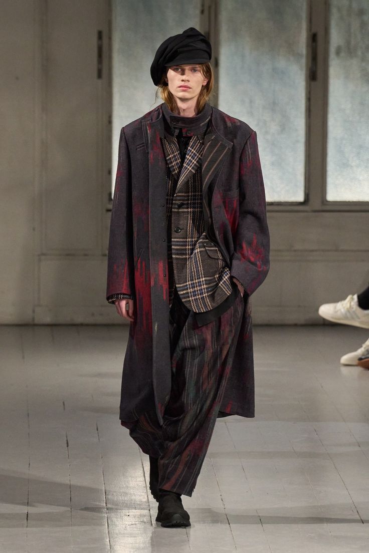 Yohji Yamamoto Fall 2023 Menswear Fashion Show | Vogue Yohji Yamamoto Menswear, Fall 2023 Menswear, 2000s Clothing, Wool Sweaters Womens, Mens Fashion Week, Fashion Week Runway, Fall 2023, Sleek Fashion, Fashion Show Collection