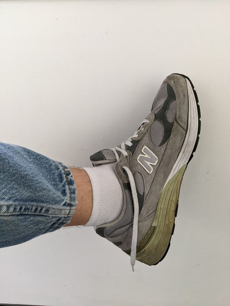 Men Shoes Outfit, New Balance 992, New Balance Sneaker, Tennis Shoes, New Balance, Spring Outfits, Shoes Heels, Men's Shoes, Grey