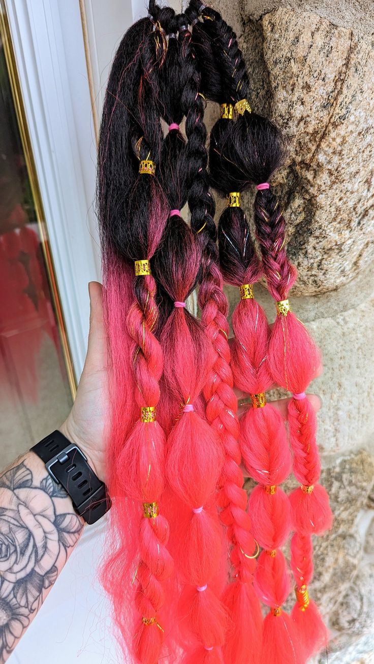 Get ready for a festival or rave with our ready-made hair braids. Black to pink gradient extensions with gold hair accessories. One set equals 1 elastic containing 5 styles of braids and other hair bands. A strand is left for you to use to style your hair with it. Hair measures 20-24 inches in length. DELIVERY: Delivery is free and will be adjusted if you order several items, but if you want to pick up the order from me, in Trois-Rivières, enter the promo code 3RIVIERES to avoid delivery costs. Black And Pink Hair Extensions, Kawaii Hair Extensions, Hair Braids Black, Styles Of Braids, Rave Pigtails Extensions, Pink Rave Accessories, Pink Pom Pom Rave Wig, Braids Black, The Cosmopolitan