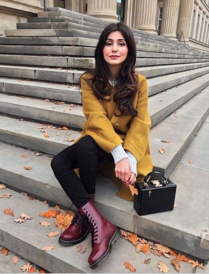 Ayda Hadi, Burgundy Boots Outfit, Spandex Outfits, Combat Boot Outfit, Outfit Botas, Dr Martens Outfit, Mode Retro, Office Outfits Women, Populaire Outfits