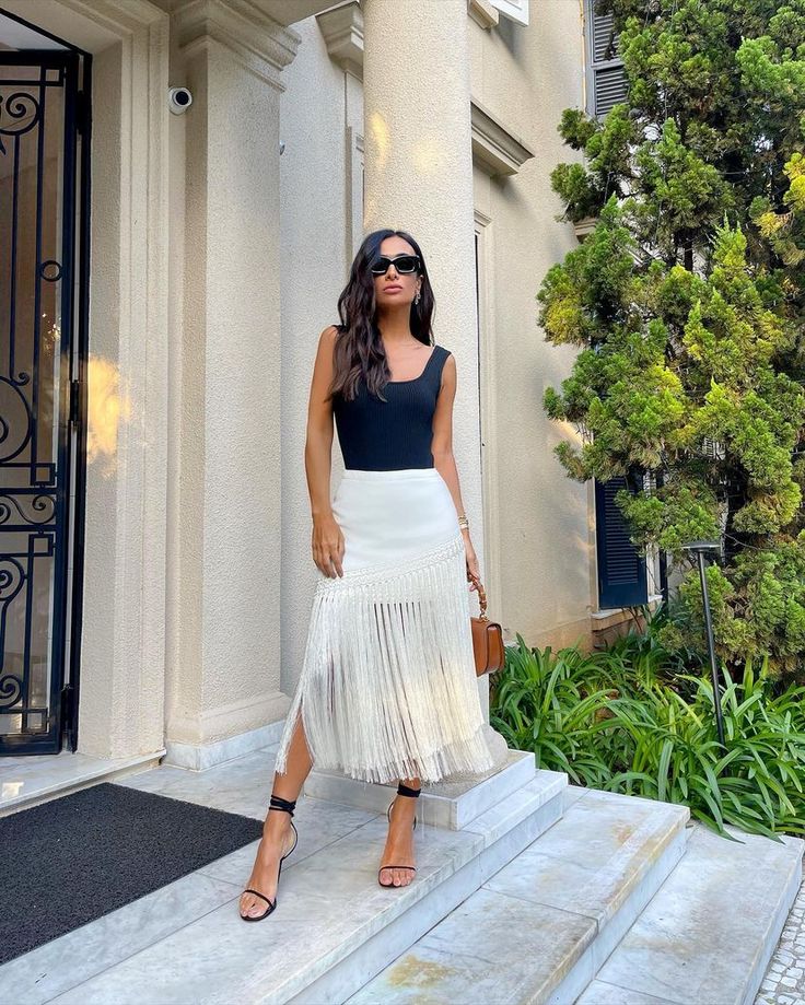 Silvia Bussade Braz no Instagram: “Dia lindo em SP ❤️ De look @bynv tão a minha cara 😍 Preto e branco, um clássico que nunca tem erro!” Silvia Braz, May 11, Minimalist Fashion, No Instagram, Summer Fashion, Fashion Outfits, Skirt, On Instagram, Clothes