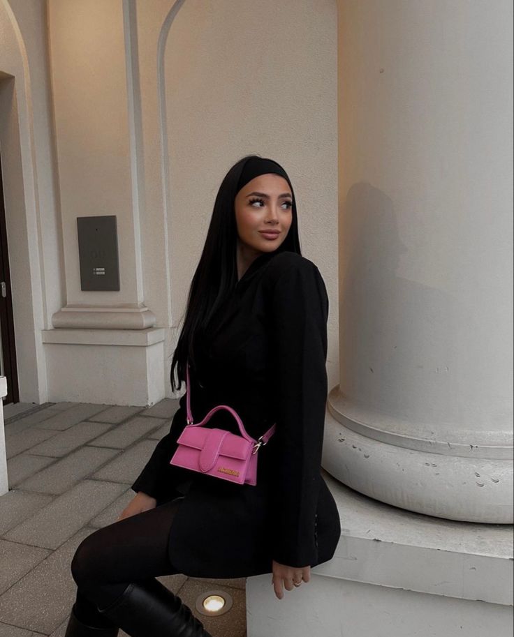 Pink Bag Winter Outfit, Hot Pink Purse Outfit, Outfit With Pink Bag, Pink Handbag Outfit, Pink Purse Outfit, Pink Bag Outfit, Pink Bags Outfit, Influencer Lifestyle, Purse Outfit