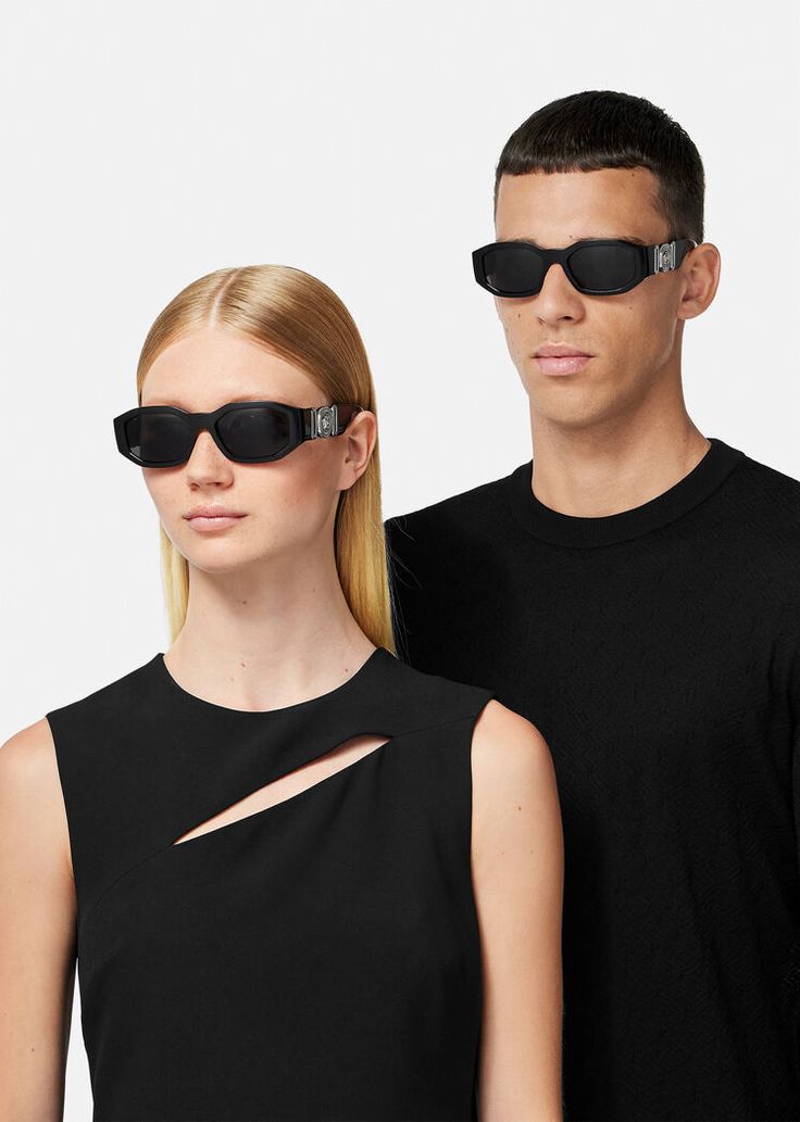 These Medusa Biggie sunglasses feature rectangular frames and are accented by the Medusa Biggie emblem at the temples. Medusa Biggie Sunglasses, Versace Sunglasses, Sunglasses Sale, Eyewear Sunglasses, Online Design, Havana, Women Collection, Accessories Design, Versace