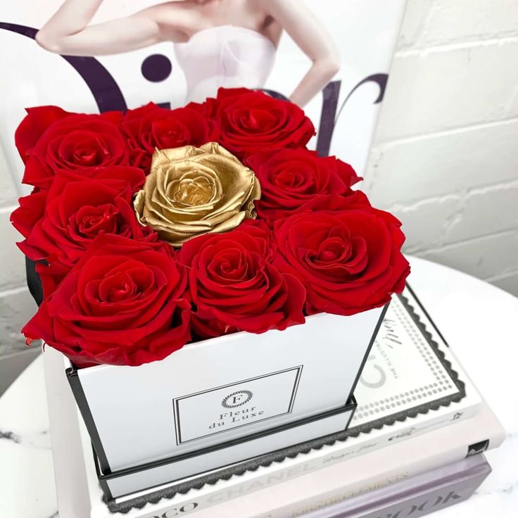 GOLD ROSES Square Box: Limited Edition - Cherry Red / White Luxury Surprise, Gold Roses, Rose Arrangements, Easter Season, Mini Roses, Golden Rose, How To Preserve Flowers, Cherry Red, Rose Buds