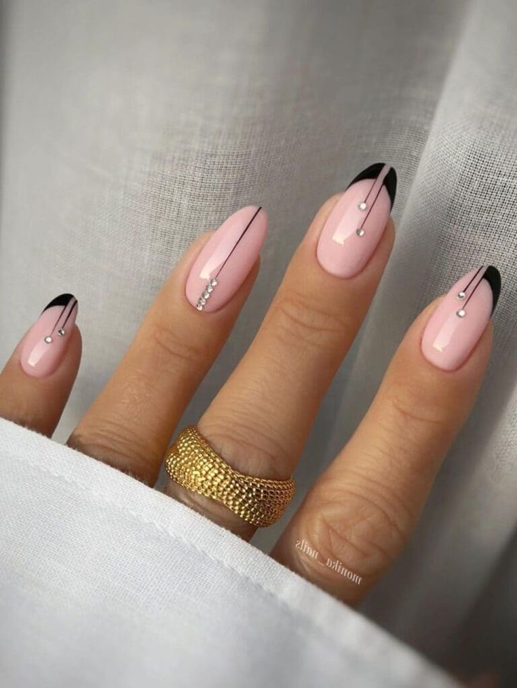 French Manicure Designs Oval Nails, Oval French Nails Design, Black Oval Acrylic Nails, French Nails Ideas Almond, Black French Tip Nails Coffin, Black French Nail Designs, Short Oval Nails Designs, Oval Nails Inspiration, Halo Party