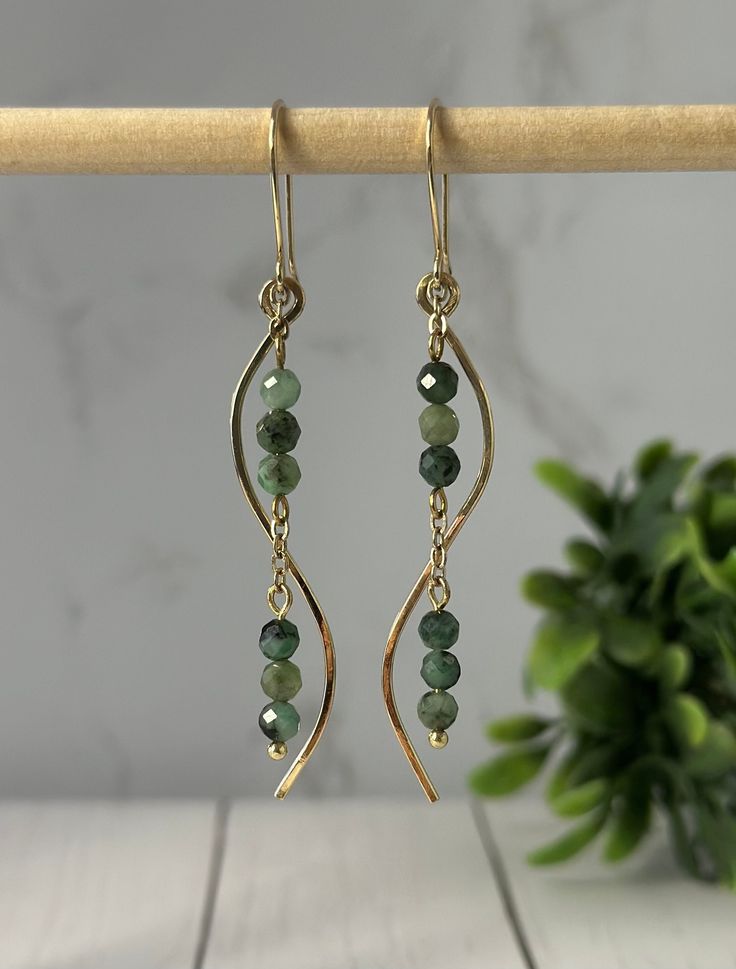 These Sweet Peas Earrings, featuring African Emerald faceted beads gemstones dropped in 14K gold filled chain and set in ear hooks and hammered wire, are perfect for adding a sophisticated sparkle to your ears. The premium materials make these earrings durable and long-lasting, so you can be sure they're always looking their very best. African Emerald faceted 14Kgold filled ear hook 14K gold filled chain & hammered wire 2 3/4 inches length I design and hand make each piece from my home studio in Handmaid Jewelry Ideas, Beaded Dangle Earrings Tutorial, Colorful Dangle Earrings, Gold Wire Earrings Diy, Diy Wire Bead Earrings, Beaded Jewelry Diy Earrings, Wire Jewelry Designs Necklaces, Simple Beaded Jewelry Ideas, Unique Diy Earrings