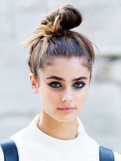 hair top knot - Google Search Celebrity Beauty Secrets, Top Knot Bun, Top Knot Hairstyles, Taylor Marie Hill, Simple Hairstyles, Blue Eyeliner, Taylor Hill, Rosie Huntington Whiteley, Celebrity Beauty