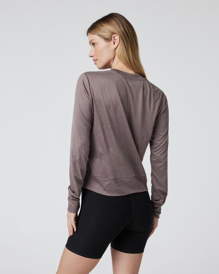 In the sun or shade, this ultra-lightweight long-sleeve tee will be your favorite layering piece. With versatility in mind, a breathable and moisture-wicking fabric, the Daydream Crew will quickly become an everyday top. | Vuori Daydream Crew Neck T-Shirt / Tee | Hazel Heather | XL Vuori makes premium performance apparel inspired by the active Coastal California lifestyle; an integration of fitness, surf, sport, and art. Breaking down the boundaries of traditional activewear, we are a new perspe Long Sleeve Moisture-wicking Activewear, Long Sleeve Moisture-wicking Activewear For Layering, Long Sleeve Athleisure T-shirt For Fall, Relaxed Fit Tops For Yoga In Fall, Relaxed Fit Yoga Tops For Fall, Fall Yoga Tops With Relaxed Fit, Versatile Moisture-wicking Tops For Loungewear, Fall Yoga Tops With Crew Neck, Fall Yoga Crew Neck Tops