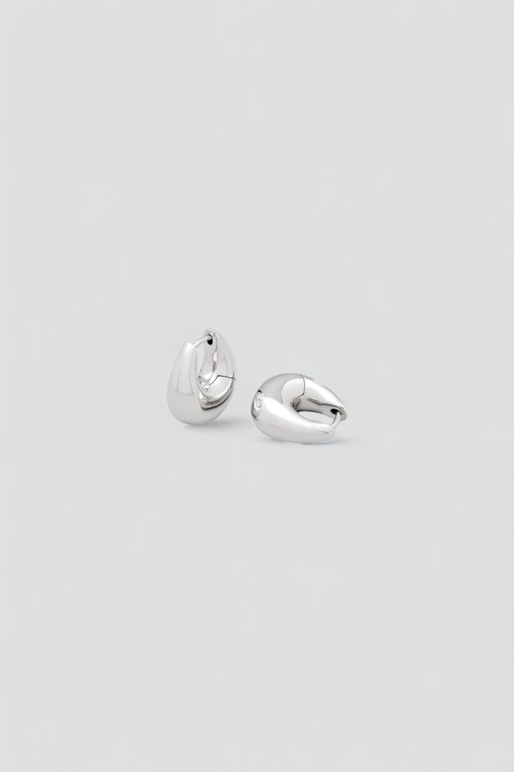 Silver Small Boa Hoops from Tom Wood. These polished earrings celebrate the union between nature and precious metals. The re-engineered, hidden hinges underline the meticulous precision only achievable by top-tier craftsmen. All products are made with 100% recycled materials. - White rhodium plated / 925 sterling silver - Made in Thailand - Length: .69" / depth: .31" / height: .68" Valentines Origami, Hidden Hinges, Tom Wood, Frances Valentine, The Union, Wood Jewellery, Surf Shop, Cynthia Rowley, Top Tier