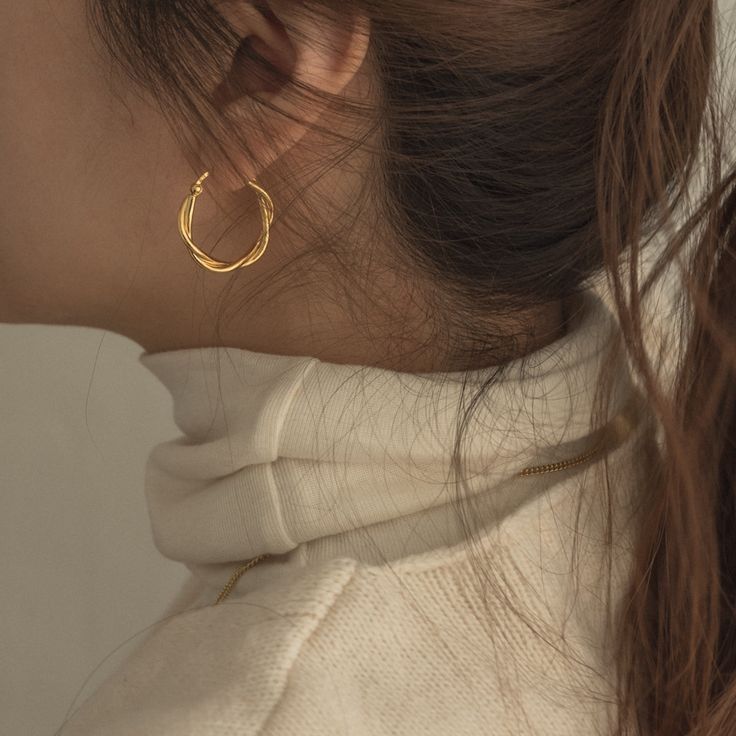 Small Earrings Gold, Earrings Aesthetic, Bridal Gold Jewellery Designs, Jewelry Fashion Trends, Classy Jewelry, Jewelry Lookbook, Gold Earrings Designs, Fancy Jewelry, Girly Jewelry