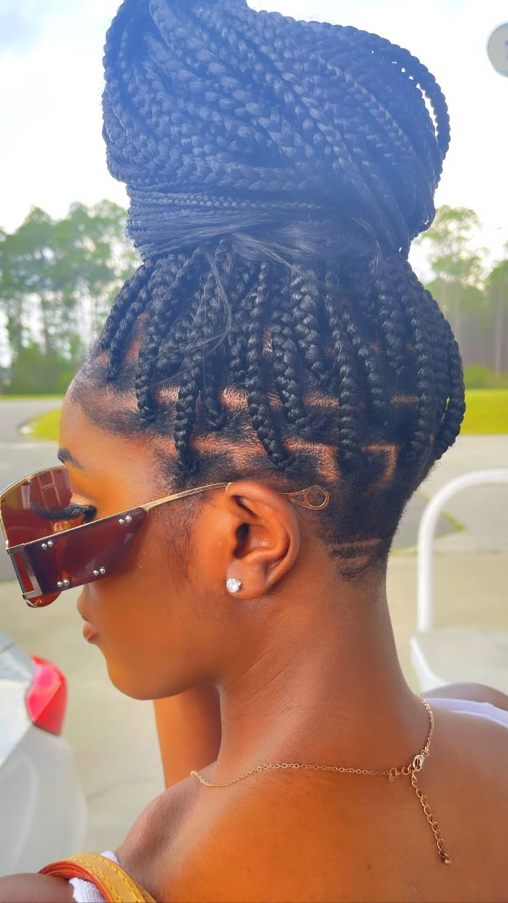 Black Women Undercut Hairstyles, Undercut Black Women Braids, Undercut And Braids, Undercut On Black Women, Goddess Braids With Undercut, Undercut Braids Hairstyles Black Women, Undercut Box Braids Hairstyles, Braids With Shaved Back, Knotless Braids With Undercut