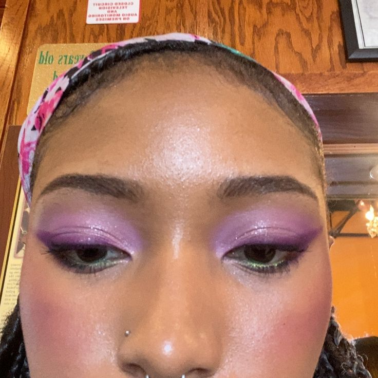 Purple And Pink Eye Makeup, Lilac Eyeshadow Looks, Vibrant Eyeshadow Looks, Y2k Makeup Colorful, 90s Purple Eyeshadow, Mod Eye Makeup, 70s Purple Eyeshadow, Pretty Eyeliner, Lilac Makeup