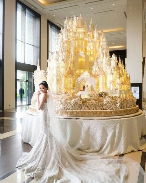 Huge Wedding Cakes, Castle Wedding Cake, Crazy Wedding Cakes, Fancy Wedding Cakes, Extravagant Wedding Cakes, Art Cakes, Crazy Wedding, Big Wedding Cakes, Large Cake