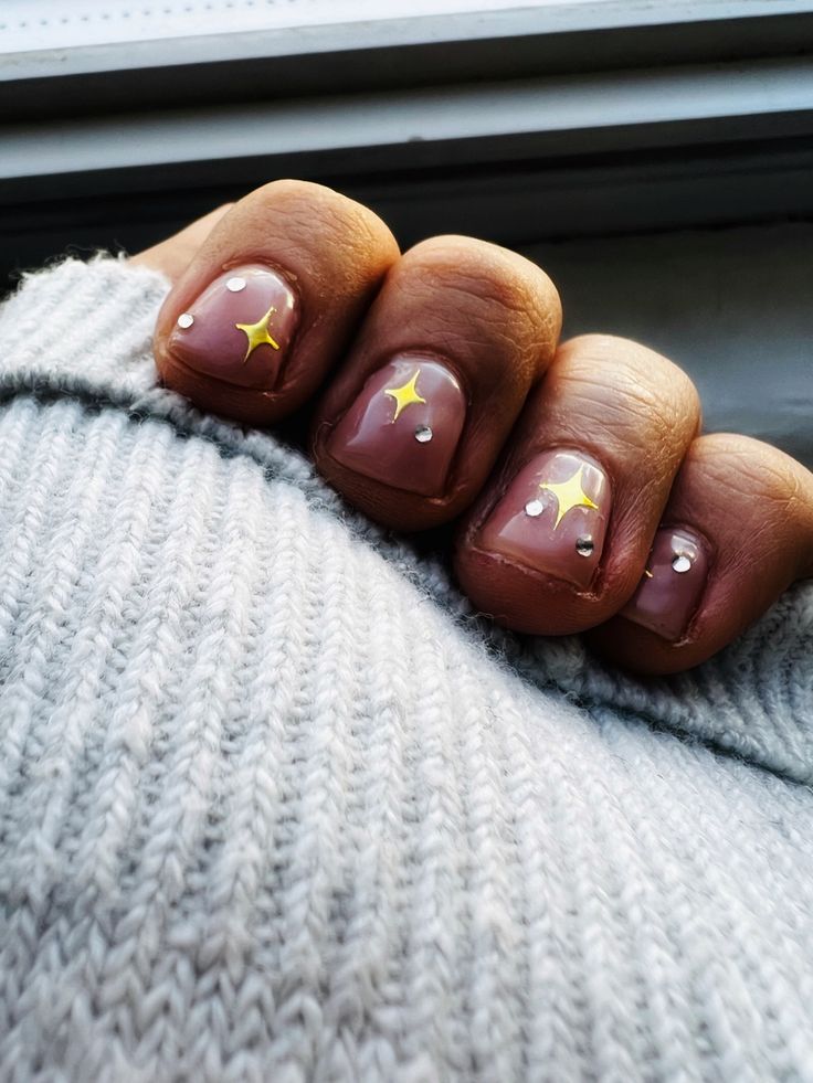 Short Nails With Stars, Gold Star Nails, Nails With Stars, White Short Nails, Nude Gel Polish, Gold Star Stickers, Star Decals, Pearl Nails, Nails 2023