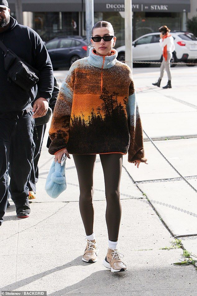 Hailey Bieber Street Style, Sweater And Leggings, Hailey Rhode, White Restaurant, Fleece Outfit, Hailey Bieber Style, Hailey Baldwin Style, Orange Fleece, The Great White