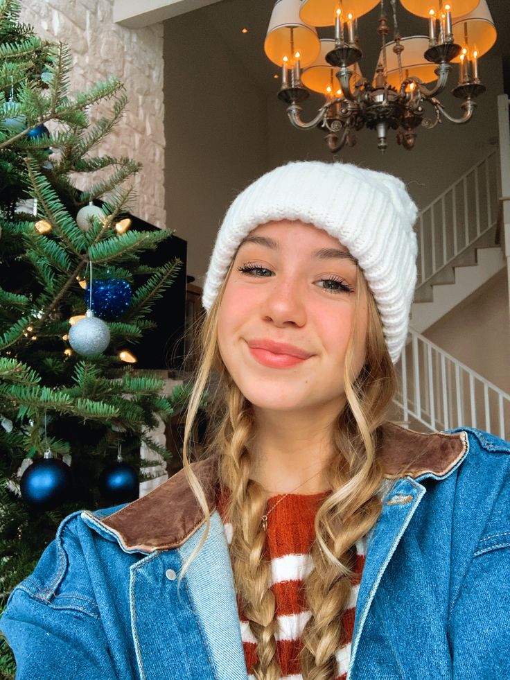 Beanie With Straight Hair, Beanie Braids Hairstyles, Snowy Hairstyles, Winter Hairstyles For Long Hair Beanie, Santa Hat Hairstyles, Braids And Beanie, Beanie And Braids, Hair Styles With Beanies, Cute Hairstyles With Beanies