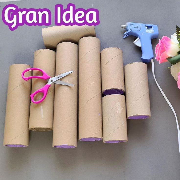 several rolls of toilet paper, scissors and flowers on a table with the words gran idea written above them