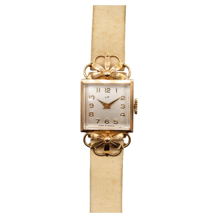 Discover our Lip Ladies' Watch with its square case decorated with floral arabesques in 18-carat gold, measuring 19 mm. This refined timepiece embodies the perfect marriage of sophistication and minimalism. The white dial, adorned with Arabic numerals and baton hands, offers optimal legibility while adding a touch of grace. The beige leather strap (slightly damaged over time but never worn), 17 cm long, delicately wraps the wrist, bringing comfort and style to every moment. The combination of the lustrous gold case and the leather strap creates a visual harmony that underlines the beauty of this Lip watch. The mechanical movement with daily winding takes you back in time. With a total weight of 18.4g (including 15g gold), this lightweight watch becomes an ideal everyday accessory, sublimat Perfect Marriage, Everyday Accessories, Mechanical Movement, Gold Case, Ladies Watch, White Dial, Arabesque, Apple Watch Bands, Time Piece