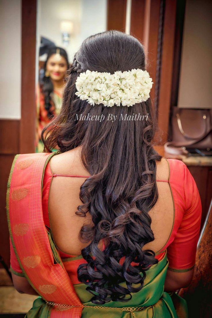 Arali Flower Hairstyle, Hairstyles With Flowers Indian Saree, Flowers For Hairstyles Indian, Indian Flower Hairstyles, Hairstyle With Flowers Indian, Bridal Hair Decorations Flower, Braid With Jasmine Flowers, Bridal Bun Hairstyles Indian Flower, Hairstyles With Flowers Indian