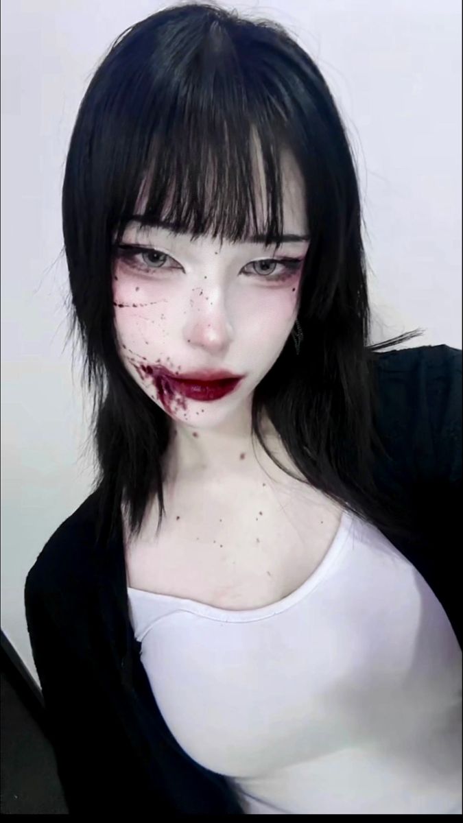 Horror Vampire Makeup, Horror Girl Makeup, Nana Makeup Look, Vampire Girl Makeup, Vampire Look Makeup, Vanpire Makeup, Cute Vampire Makeup, Vampire Blood Makeup, Vampire Art Reference